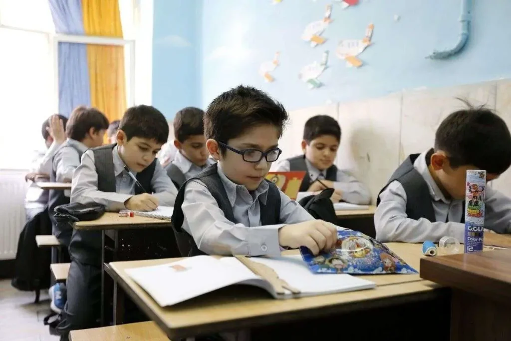 مدارس، خط مقدم تقویت هویت ملی