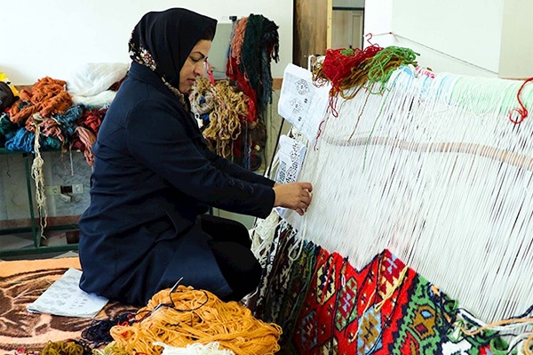 مشاغل خانگی یک جریان اصیل اقتصادی با پرچمداری زنان سرپرست خانوار است