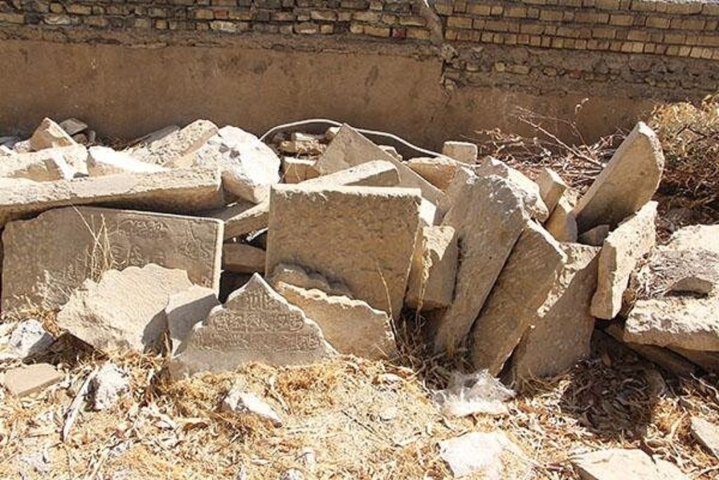 حریم گورستان را شکستهاند و سنگقبرها را به آتش کشیدهاند