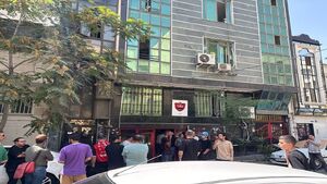 تجمع هواداران پرسپولیس جلوی درب باشگاه