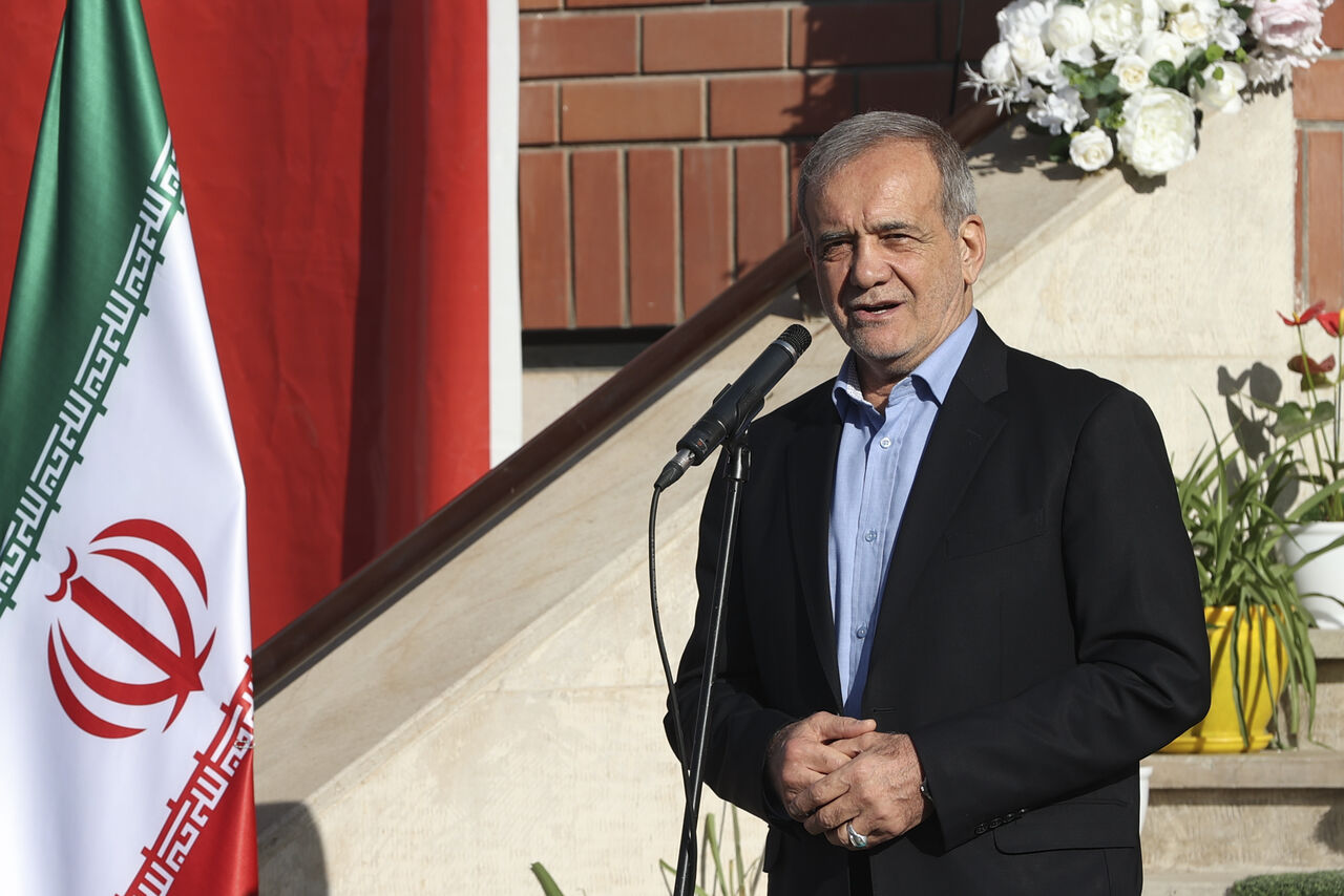 پزشکیان: در دولت تلاش می‌کنیم بسترهای رشد دانش‌آموزان را مهیا کنیم