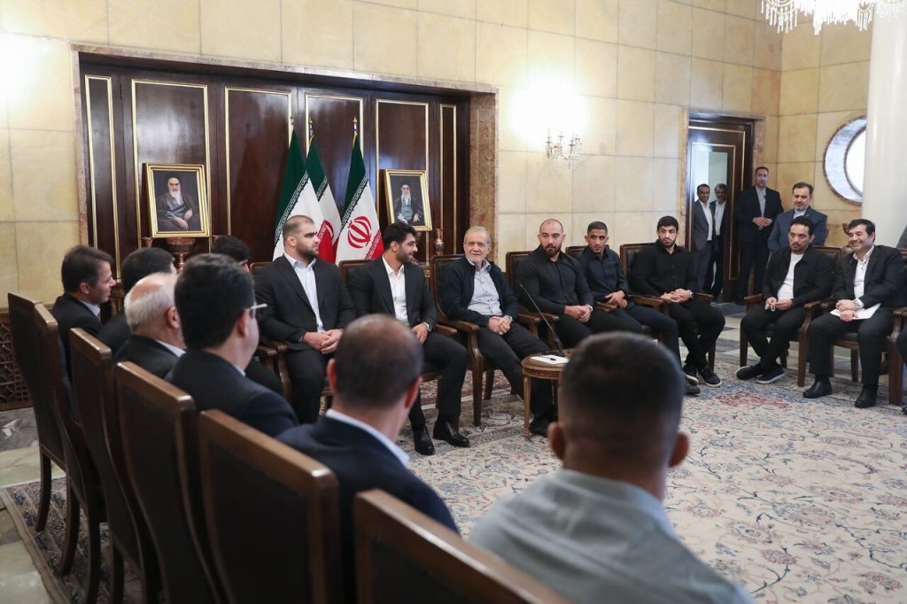 پزشکیان در دیدار تیم ملی کشتی‌: تسلیم شدن در وجود ما نیست