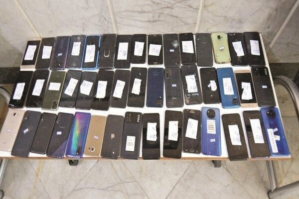 کشف بیش از ۳۰۰ دستگاه گوشی هوشمند سرقتی حین خروج از کشور