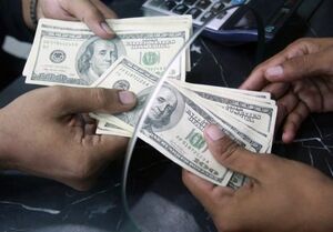 هلدینگ‌ها در غیاب دولت بازار ارز را به هم می‌ریزند