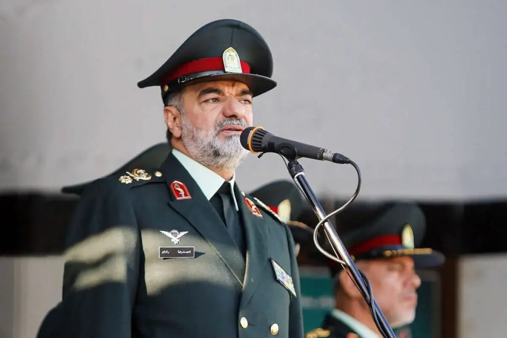 خودروهای پلیس باید ضد گلوله شود/ شایسته نیست با سمند به‌درگیری با اشرار برویم