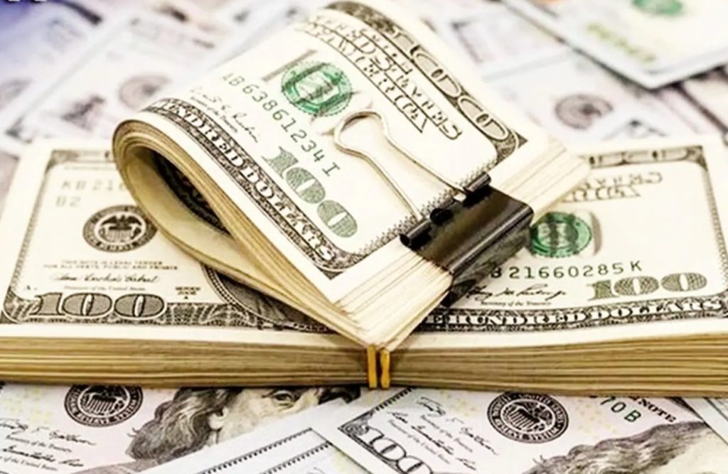 نرخ دستوری ارز، اقتصاد را فلج می‌کند