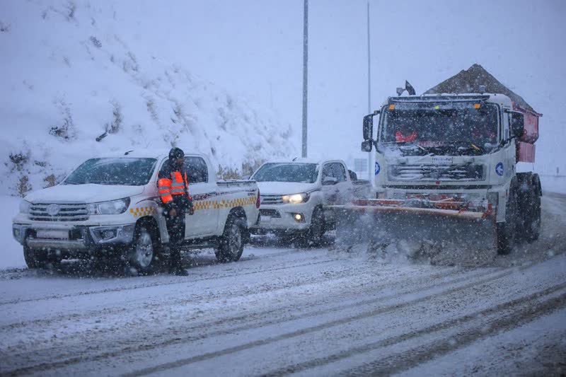بارش برف محور جدید طالقان- هشتگرد و شمشک به دیزین را مسدود کرد