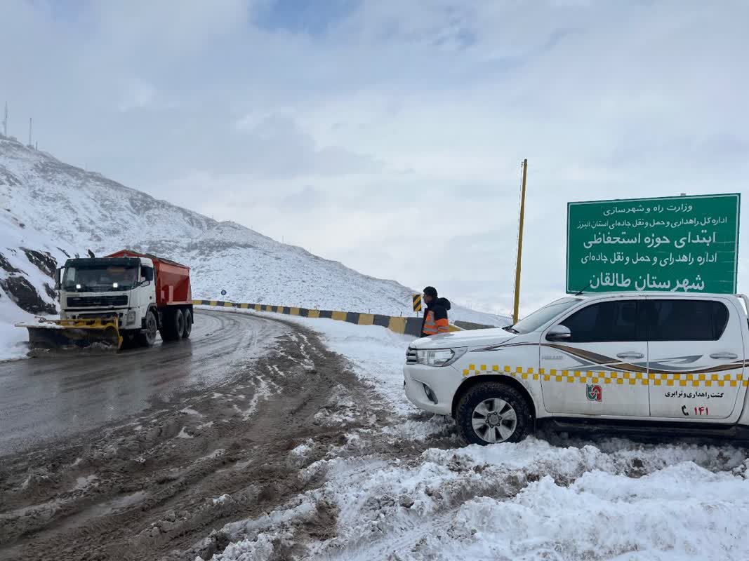 بارش برف همچنان در شهرستان طالقان ادامه دارد /برف روبی جاده ها توسط راهداران در حال انجام است