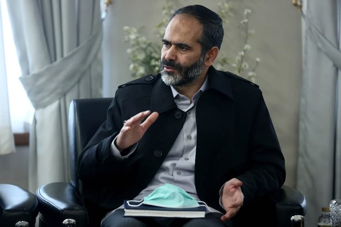 رئیس‌جمهور رویه‌ای را پیش گرفته که مسئولیت مشکلات کشور را نپذیرد