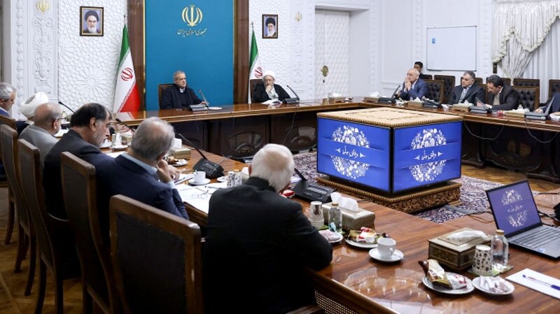 با بهانه‌جویی یا کارشکنی عملکرد دولت و وزرا را زیر سؤال نبریم