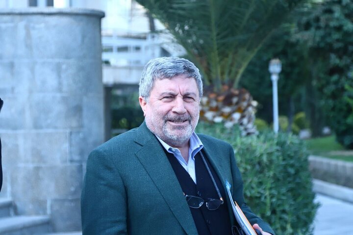 دولت با حذف رانت ارز ترجیحی یارانه را مستقیم به مردم برساند