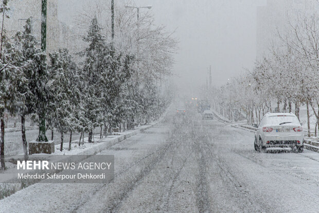 جاده‌های ۲۰ استان برفی و بارانی هستند