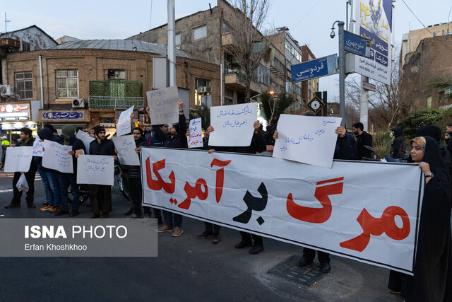 تجمع دانشجویان مقابل سفارت انگلیس در تهران