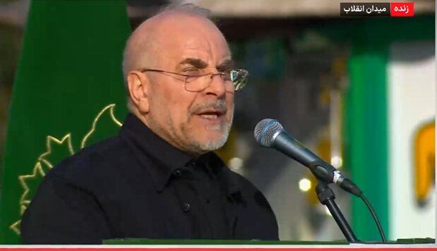 ملت ایران هم‌زمان در ۴ جبهه جنگ ایستاده‌اند