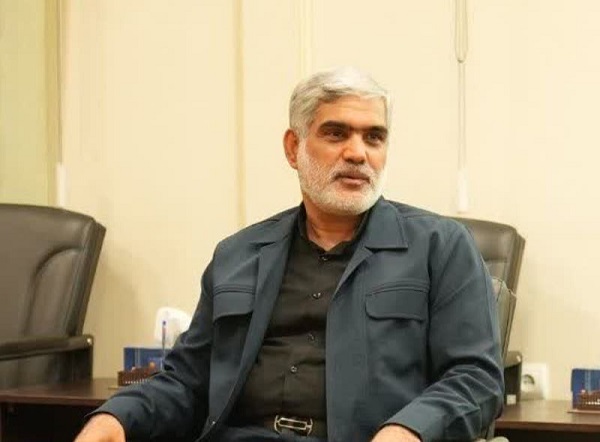 موکب‌داران در ایام جنگ جهادی ایستاده‌اند