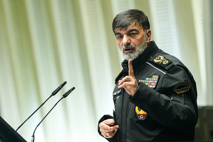 با ایادی داخلی دشمن مثل دشمن برخورد خواهیم کرد