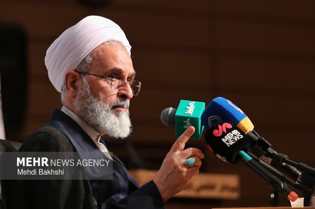 نامه مهم آیت الله اعرافی به پاپ رهبر کاتولیک‌های جهان
