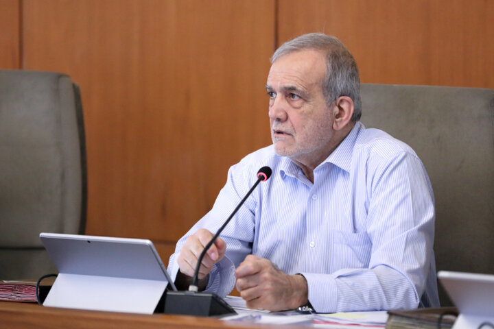 پزشکیان: بر دست و بازوی نیروهای مسلح و مدافعان غیور وطن بوسه می‌زنم