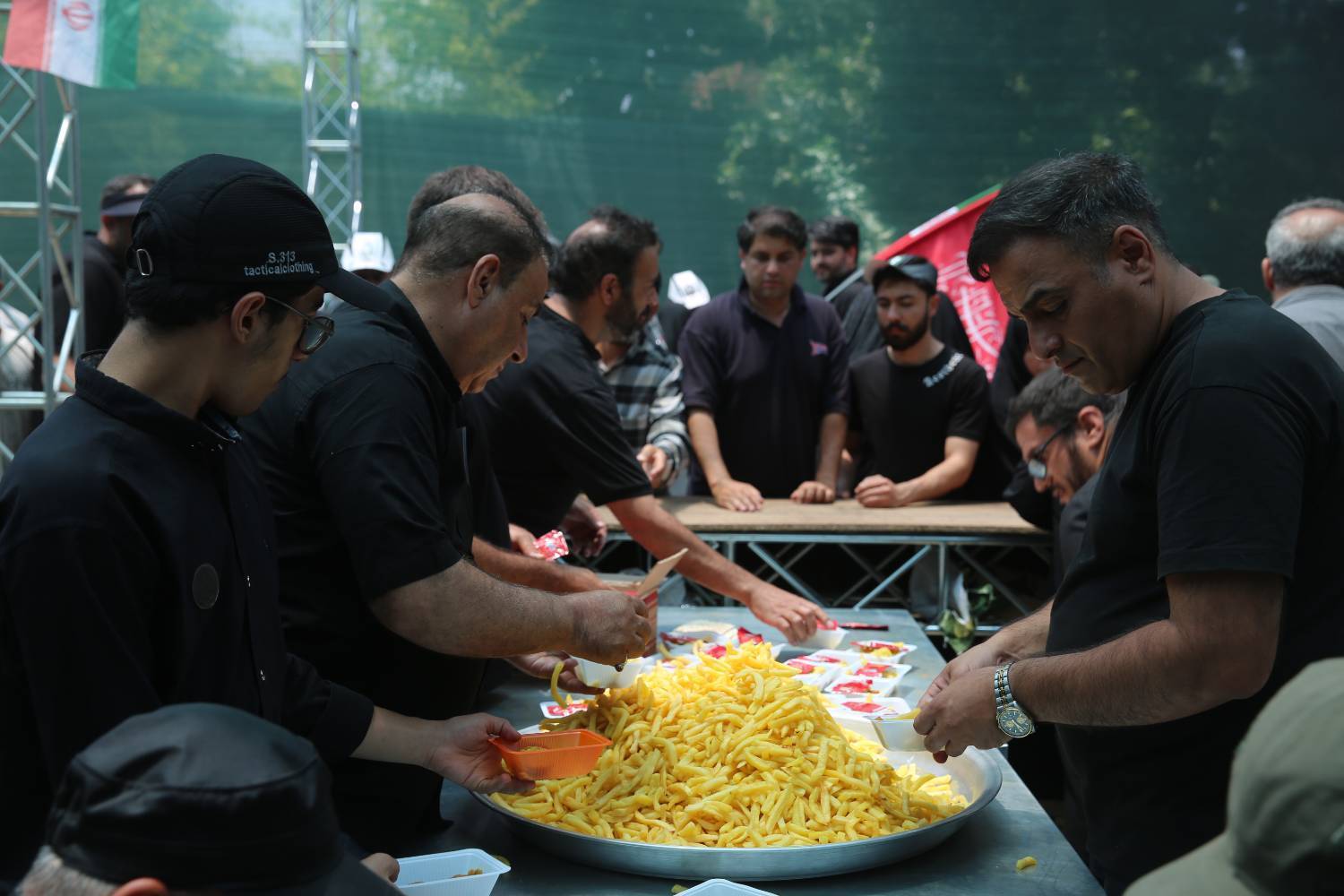 جهادگرانی که از سراسر کشور برای خدمت رسانی به چهلسرا آمدند