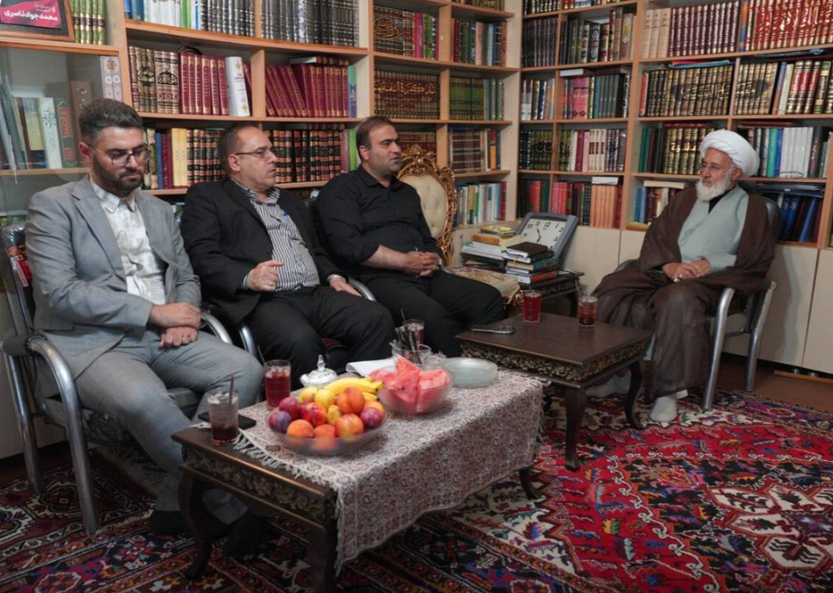 دیدار مدیرعامل منطقه آزاد ارس با امام جمعه هادیشهر و پدر شهید والامقام محمدجواد ناصری